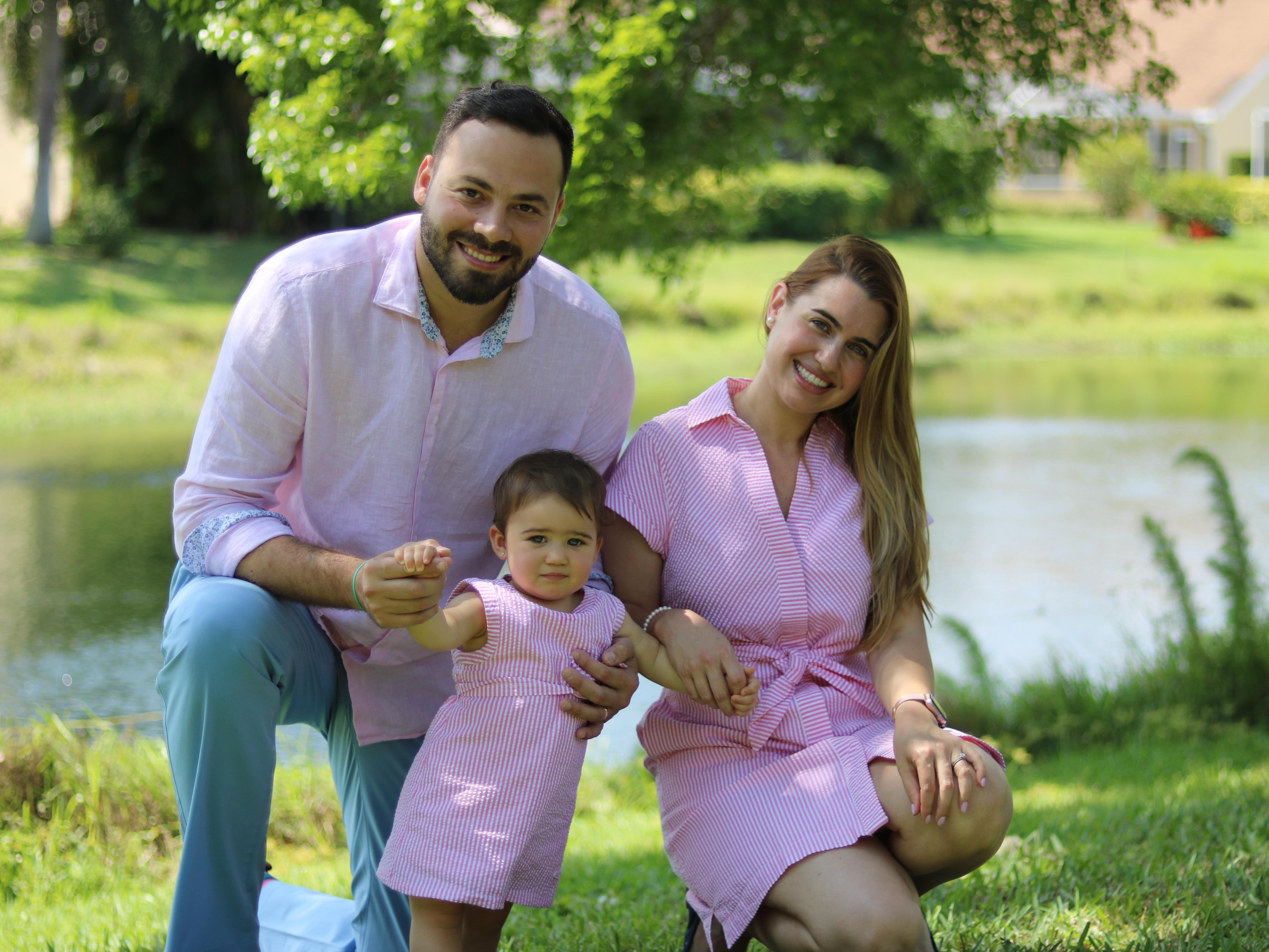 El Dr. Julio Marino y la Dra. Shirley Marquez, dueños de Altamar Dental Studio, con su hija en Naples