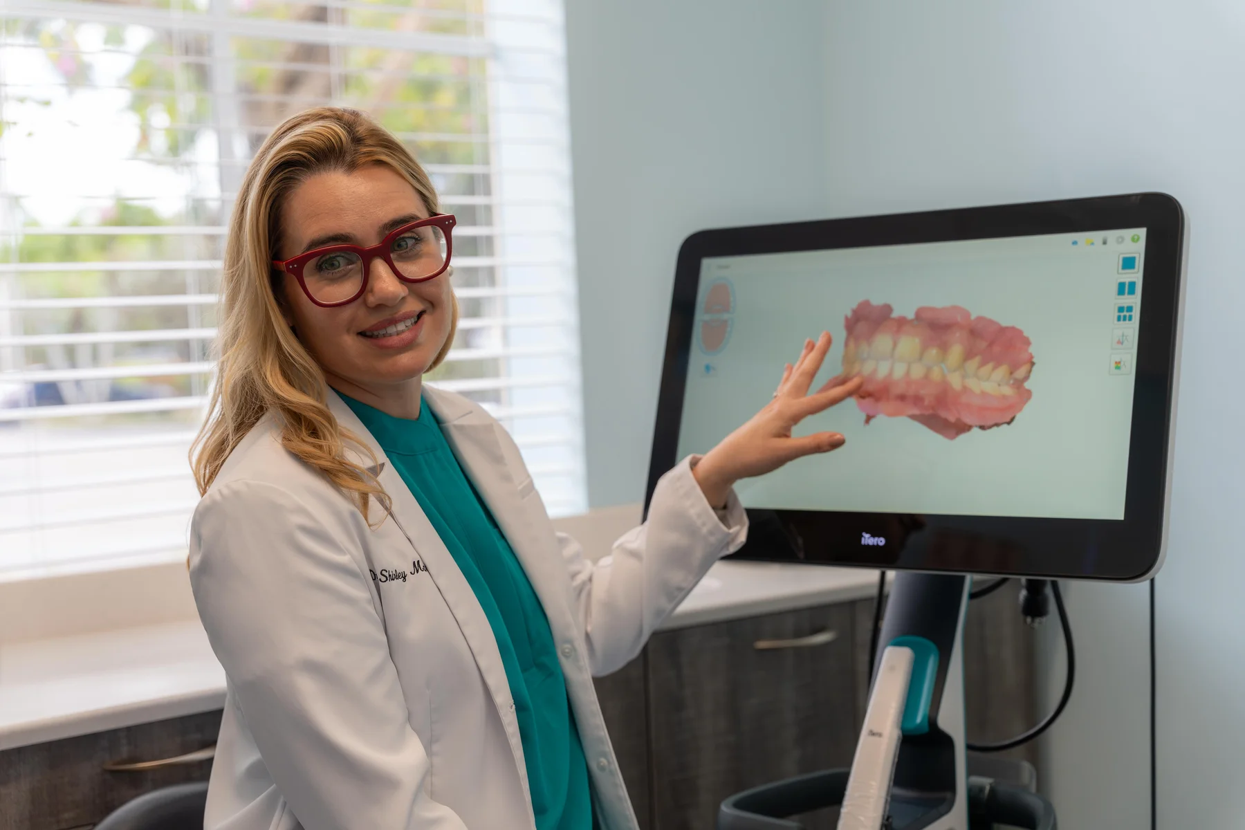 Dr. Shirley Marquez reviewing a patient's 3D digital scan on the iTero Lumina scanner at Altamar Dental Studio